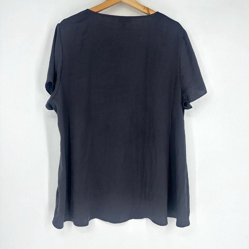 Torrid Plus Size Gray Silky Charmeuse Button-up V-neck Top Blouse Size 1X - Picture 4 of 8